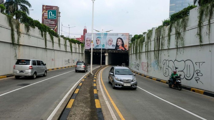 Duh, Underpass Pondok Indah Jadi Korban Vandalisme Underpass Pondok Indah, Jakarta Selatan, menjadi sasaran vandalisme. Dinding underpass dicorat-coret oleh oknum tidak bertanggungjawab.