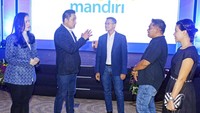 Direktur AXA Mandiri Rudi Nugraha bersama Regional Chief Executive Officer (RCEO) Bank Mandiri Region X Atta Alva Wanggai didampingi Head of Intermediary Schroder Felita Elizabeth dalam acara AXA Mandiri Customer Gathering Healthy, Wealthy and Happiness di Hotel Four Point, Makassar, Sulawesi Selatan.