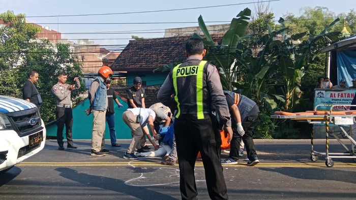 Evakuasi korban pemotor yang tewas terlindas truk di Malang