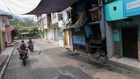 Rekaman setelah serangan menunjukkan kota yang masih sepi, jalanan dipenuhi kendaraan hangus, jendela pecah, dan lubang peluru.  