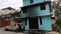 Ribuan penduduk meninggalkan kota kecil Tila di Meksiko, melarikan diri dari pengepungan intensif selama tiga hari yang dilakukan oleh orang-orang bersenjata lengkap dan menjadikannya kota hantu. Mereka masih terlalu takut untuk kembali meskipun pasukan pemerintah kini berpatroli di jalan-jalan yang kosong.