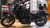 Kami melihat langsung Honda Rebel 1100 di Pekan Raya Jakarta atau PRJ 2024. Motor bergaya cruiser itu memadukan kesan klasik dan teknologi yang canggih. Foto: Septian Farhan Nurhuda/detik.com
