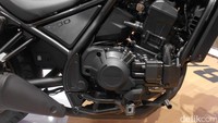 Rebel 1.100 dilengkapi mesin berkapasitas 1.084 cc 4 stroke SOHC dengan konfigurasi parallel twin-cylinder berpendingin cairan, diadopsi dari karakter CRF1100L yang tangguh dan bertenaga, sehingga mampu menghasilkan tenaga maksimal 64 kW @7000 rpm dan torsi puncak 98 Nm @4750 rpm. Foto: Septian Farhan Nurhuda/detik.com