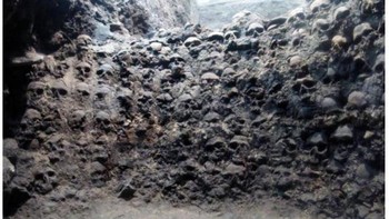 8. Huey Tzompantli (H.sapiens): Sebuah bangunan monumental dari peradaban Aztec, Huey Tzompantli, menggambarkan budaya dan ritual zaman itu. Diterjemahkan jadi Rak Tengkorak Besar ia dihiasi tengkorak korban pengorbanan. Bangunan mengerikan ini menjadi bukti visual penghormatan suku Aztec terhadap dewa Huitzilopochtli, yang dikaitkan dengan perang dan Matahari. Tengkorak-tengkorak tersebut, disusun dengan cermat, melambangkan pandangan dunia Aztec yang mengaitkan kehidupan, kematian, dan kosmologi.  Foto: Yucatan Times