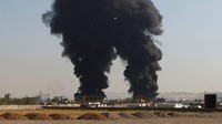 Kebakaran tersebut dilaporkan bermula di sebuah kilang minyak pada Rabu (12/6) malam waktu setempat, sebelum menyebar ke kilang kedua yang berada di wilayah barat daya Arbil, ibu kota wilayah otonom Kurdistan.