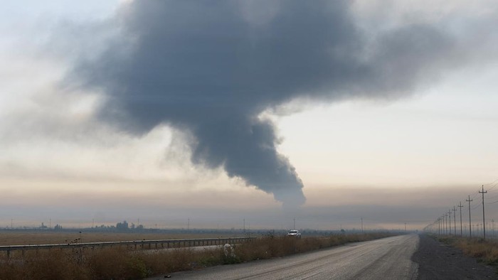 Smoke rises following a fire at an oil refinery, on the outskirts of Erbil, Iraq, June 13, 2024. REUTERS/Khalid Al-Mousily