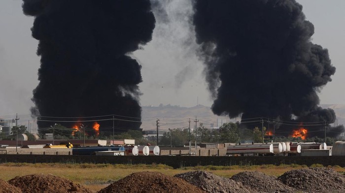 IRAQ-REFINERY/FIRE Smoke rises following a fire at an oil refinery, on the outskirts of Erbil, Iraq, June 13, 2024. REUTERS/Khalid Al-Mousily