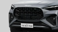 Dimulai dari yang paling kentara, SUV berbasis ladder-frame ini mendapatkan tampilan depan yang lebih tajam. Varian RS terbaru memberikan MU-X gril sarang lebah sporty yang dicat hitam dan dilengkapi logo RS.  Foto: Dok. Isuzu