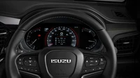 Di sisi teknologi, terdapat sistem infotainment baru dengan Apple CarPlay & Android Auto nirkabel. Mobil ini juga punya pintu belakang cerdas, sistem kamera 360 derajat untuk keamanan ekstra, dan serangkaian alat bantu pengemudi cerdas seperti adaptive cruise control, forward collision warning & automatic emergency braking, automatic high beam, lane-keeping assist, lane departure warning with prevention, traffic jam assist, rear-cross traffic alert, dan blind-spot monitoring. Foto: Dok. Isuzu