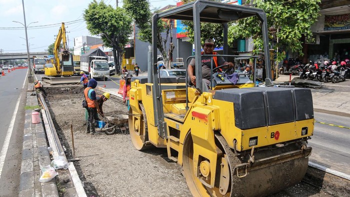 Seorang pekerja mengeoperasikan alat berat pada proyek perbaikan dan pelebaran jalan di Jalan Majapahit, Semarang, Jawa Tengah, Kamis (13/6/2024). Pemerintah Provinsi Jawa Tengah mulai memperbaiki jalan provinsi ruas Semarang-Demak di daerah tersebut sepanjang dua kilometer dengan anggaran Rp9,8 miliar guna memberikan kenyamanan bagi para pengendara dan memperlancar arus lalu lintas sekaligus sebagai upaya mencegah terjadinya banjir yang kerap melanda jalur itu. ANTARA FOTO/Makna Zaezar/tom.