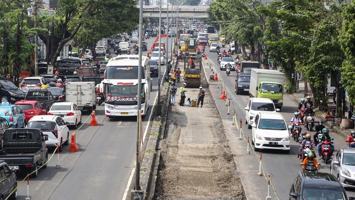 Jalan Provinsi Jalur Semarang-Demak Diperbaiki, Anggaran Capai Rp 9,8 M Seorang pekerja mengeoperasikan alat berat pada proyek perbaikan dan pelebaran jalan di Jalan Majapahit, Semarang, Jawa Tengah, Kamis (13/6/2024). Pemerintah Provinsi Jawa Tengah mulai memperbaiki jalan provinsi ruas Semarang-Demak di daerah tersebut sepanjang dua kilometer dengan anggaran Rp9,8 miliar guna memberikan kenyamanan bagi para pengendara dan memperlancar arus lalu lintas sekaligus sebagai upaya mencegah terjadinya banjir yang kerap melanda jalur itu. ANTARA FOTO/Makna Zaezar/tom.