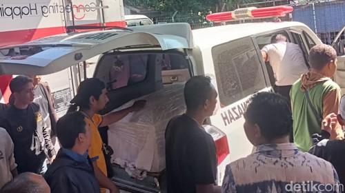 Jenazah PMI ilegal asal NTT, Anton A Kian, saat tiba di Terminal Kargo Bandara El Tari Kupang, Kamis (13/6/2024). (Simon Selly/detikBali)