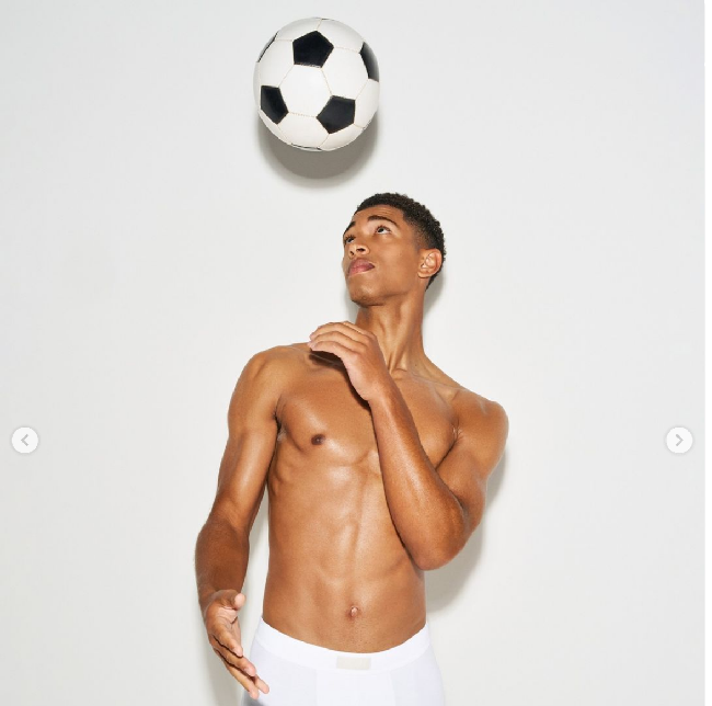 Bellingham mengikuti jejak pria terkenal lainnya yang sudah lebih dulu menjadi model SKIMS. Mereka di antaranya Usher, Neymar, Shai Gilgeous-Alexander dan Nick Bosa. Foto: Dok. SKIMS