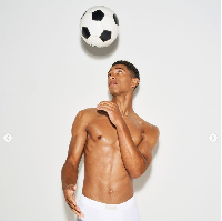 Bellingham mengikuti jejak pria terkenal lainnya yang sudah lebih dulu menjadi model SKIMS. Mereka di antaranya Usher, Neymar, Shai Gilgeous-Alexander dan Nick Bosa. Foto: Dok. SKIMS