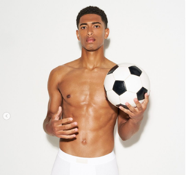 Visual Jude Bellingham menjadi model SKIMS ini mendapat sambutan riuh penggemar sepakbola, terutama wanita. Sebagian besar netizen wanita yang berkomentar memuji tubuh atletis pesepakbola 20 tahun itu.  Foto: Dok. SKIMS