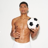 Visual Jude Bellingham menjadi model SKIMS ini mendapat sambutan riuh penggemar sepakbola, terutama wanita. Sebagian besar netizen wanita yang berkomentar memuji tubuh atletis pesepakbola 20 tahun itu.  Foto: Dok. SKIMS