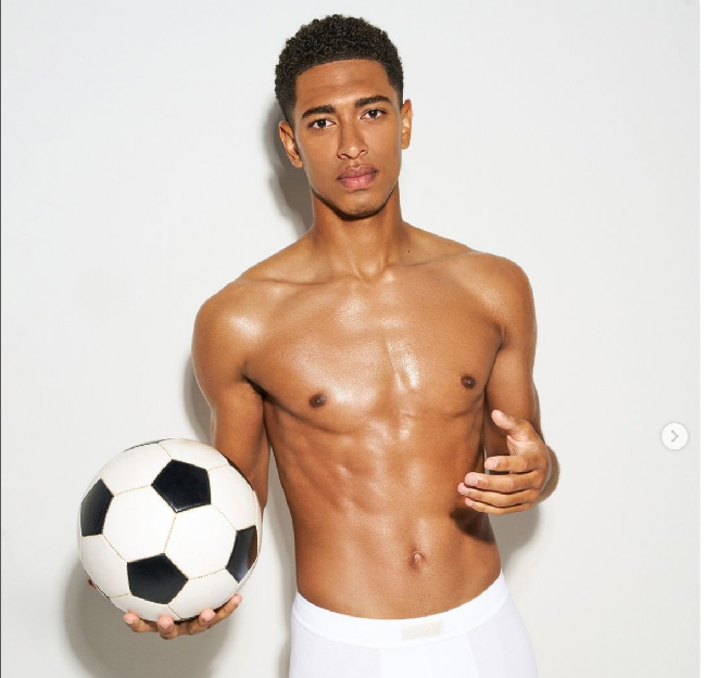 Penampilan Jude Bellingham sebagai model pakaian dalam SKIMS milik Kim Kardashian ini diunggahnya ke Instagram. Bellingham memamerkan ke lebih dari 32,9 juta pengikutnya gayanya saat hanya memakai underwear SKIMS. Foto: Dok. SKIMS