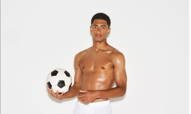 Menjadi model SKIMS, Jude Bellingham tampil dengan berbagai gaya. Ada posenya menendang bola hingga tampil gagah menghadap kamera. Foto: Dok. SKIMS