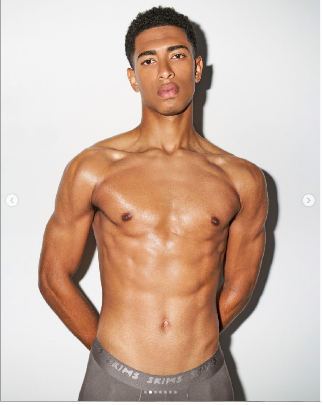 “Everybody’s wearing @skims,” begitu Jude Bellingham menulis pada keterangan fotonya yang memperlihatkan gayanya hanya memakai underwear sehingga mengekspos dada berotot dan perut six pack-nya. Foto: Dok. SKIMS