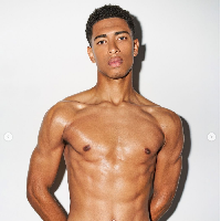 “Everybody’s wearing @skims,” begitu Jude Bellingham menulis pada keterangan fotonya yang memperlihatkan gayanya hanya memakai underwear sehingga mengekspos dada berotot dan perut six pack-nya. Foto: Dok. SKIMS