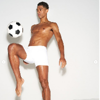 Jude Bellingham yang akan memperkuat Inggris di Euro 2024 tampil gemilang bersama Real Madrid musim ini. Bintang Inggris itu pun dijagokan menyabet Ballon dOr 2024. Foto: Dok. SKIMS