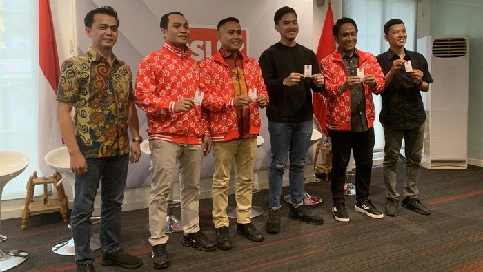 Tiga mantan pimpinan organisasi mahasiswa bergabung dengan PSI. Ketum PSI, Kaesang Pangarep, merima ketiganya dengan tangan terbuka untuk gabung menjadi kader PSI.
