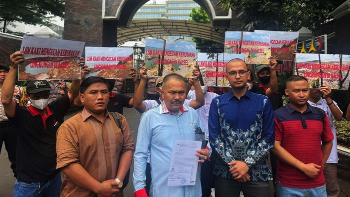 Kamaruddin Simanjuntak Mengadu ke Kejagung Pengacara Kamaruddin Simanjuntak menemui Jaksa Agung ST Burhanuddin. Ia mengadukan perkara kerusakan lingkungan di Kabupaten Tanah Bumbu, Kalimantan Selatan (Kalsel).