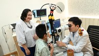 Sebagai komitmen pencegahan dan penanggulangan kasus kesehatan mata anak di Indonesia, VIO Optical Clinic menghadirkan kampanye “PERMADANI” (Periksa Mata Dari Dini), Kamis (13/6/2024). Kampanye ini untuk meningkatkan kesadaran orang tua dan anak tentang kesehatan mata. Kampanye mendorong masyarakat melakukan pemeriksaan mata sedari dini secara berkala di tempat perawatan mata yang profesional dan terpercaya untuk mendeteksi masalah penglihatan lebih cepat agar bisa mendapat perawatan yang lebih baik. 