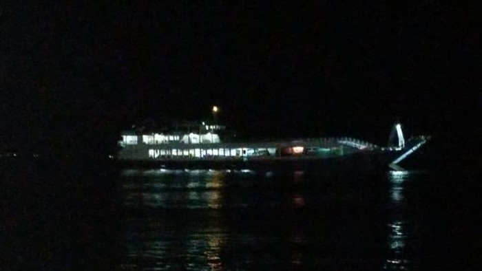 Kapal Motor Penumpang (KMP) Samudra Utama kandas di perairan Selat Bali tepatnya di sebelah utara Pura Segara Gilimanuk, Kabupaten Jembrana, Bal, Rabu (12/6/2024).