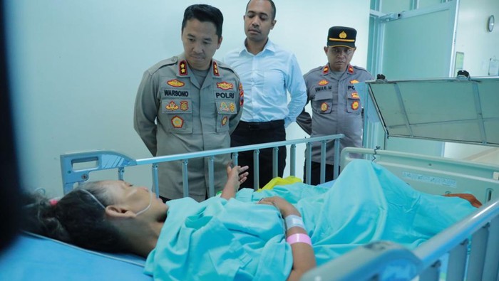 Kapolres Klaten AKBP Warsono saat menjenguk W korban pembacokan di RSUP Dr Sardjito.