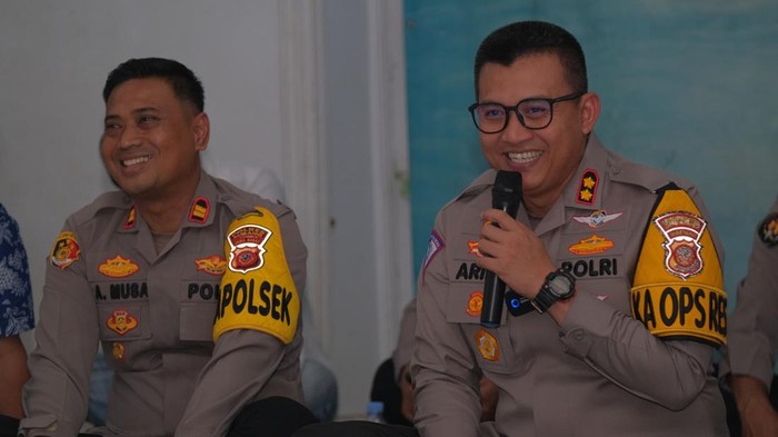 Kapolres Subang AKBP Ariek Indra Sentanu saat memberikan pesan kamtibmas ke warga