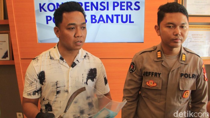 Kasat Reskrim Polres Bantul, AKP Bayu Sila Pambudi (kiri) saat memberikan keterangan dan menunjukkan barang bukti celurit, Kamis (13/6/2024).