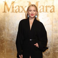 Kate tampil memukau dalam balutan gaun hitam berlengan panjang dengan belahan tinggi di bagian paha. Ia melengkapi penampilannya dengan sabuk hitam yang mempertegas pinggangnya serta sepasang anting berwarna biru muda. Foto: Getty Images/Pietro S. DAprano