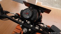 Kawasaki W175L  sudah menggunakan panel instrumen semi-digital yang menampilkan indikator bensin. Kemudian perubahan lainnya terdapat di bagian pengereman yang sudah menggunakan antilock braking system (ABS) berkanal tunggal. Foto: Septian Farhan Nurhuda/detik.com