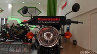 Secara desain, Kawasaki W175L sebenarnya masih sama seperti model regular. Hanya saja, ada sejumlah penyempurnaan di kendaraan tersebut. Mulai dari posisi setang yang lebih tinggi, penggunaan spion baru yang membulat, penambahan handle seat dan standar tengah, hingga swingarm serta fender yang dirancang lebih panjang. Foto: Septian Farhan Nurhuda/detik.com