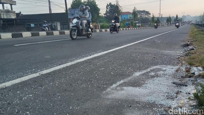 Pecahan kaca berserak di jalan Jogja-Solo, Desa Kuncen, Kecamatan Ceper, lokasi kecelakaan Panther dengan truk Kamis dini hari tadi (13/6/2024).