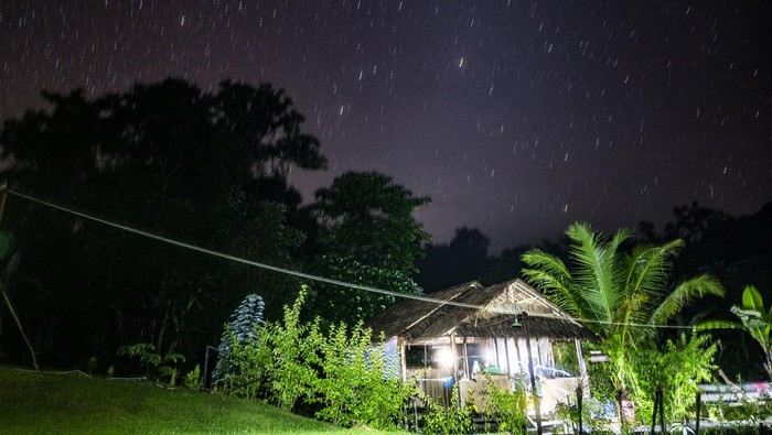 Keindahan Gugusan Bima Sakti di Langit Kampung Wisata Adat Malasigi Pemandangan gugusan Bima Sakti atau Milky Way di Kampung Malasigi, Distrik Klayili, Kabupaten Sorong, Papua Barat Daya, Rabu (12/6/2024). Pertamina EP Papua Field yang bekerja sama dengan Pemprov Papua Barat daya, Pemda Kabupaten Sorong, Balai Perhutanan Sosial dan Kemitraan Lingkungan (BPSKL) Maluku Papua, Balai Besar Konservasi Sumber Daya Alam (BBKSDA) Papua Barat, Yayasan Kasuari Tanah Papua dan Himpunan Pramuwisata Indonesia (HPI) Papua Barat Daya memberikan pendampingan wisata minat khusus yang menawarkan keanekaragam hayati, sumber daya alam hutan, dan budaya. ANTARA FOTO/Erlangga Bregas Prakoso/aww/tom.