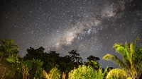 Pemandangan gugusan Bima Sakti atau Milky Way di Kampung Malasigi, Distrik Klayili, Kabupaten Sorong, Papua Barat Daya, Rabu (12/6/2024).  