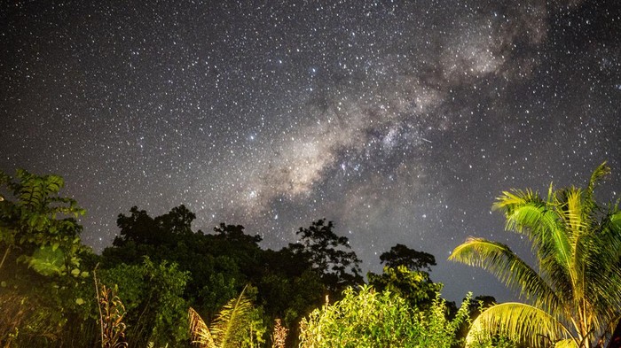 Keindahan Gugusan Bima Sakti di Langit Kampung Wisata Adat Malasigi Pemandangan gugusan Bima Sakti atau Milky Way di Kampung Malasigi, Distrik Klayili, Kabupaten Sorong, Papua Barat Daya, Rabu (12/6/2024). Pertamina EP Papua Field yang bekerja sama dengan Pemprov Papua Barat daya, Pemda Kabupaten Sorong, Balai Perhutanan Sosial dan Kemitraan Lingkungan (BPSKL) Maluku Papua, Balai Besar Konservasi Sumber Daya Alam (BBKSDA) Papua Barat, Yayasan Kasuari Tanah Papua dan Himpunan Pramuwisata Indonesia (HPI) Papua Barat Daya memberikan pendampingan wisata minat khusus yang menawarkan keanekaragam hayati, sumber daya alam hutan, dan budaya. ANTARA FOTO/Erlangga Bregas Prakoso/aww/tom.