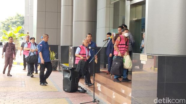 Kejaksaan Agung (Kejagung) melimpahkan 10 tersangka kasus dugaan tipikor tata niaga komoditas timah di wilayah izin usaha pertambangan (IUP) PT Timah Tbk periode 2015-2022 ke jaksa penuntut umum (JPU) Kejaksaan Negeri (Kejari) Jakarta Selatan. (Maulana Ilhami Fawdi/detikcom)