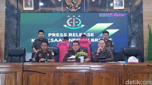 Kejari Brebes tetapkan dua orang karyawan bank BUMN jadi tersangka kasus kredit fiktif, Kamis (13/4/2024).