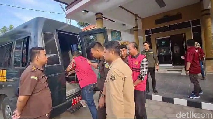 Kejari Brebes tetapkan dua orang karyawan bank BUMN jadi tersangka kasus kredit fiktif, Kamis (13/4/2024).