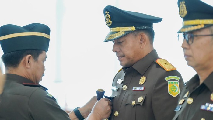 Kepala Kejati Sulsel Agus Salim melantik pejabat baru di jajaran Kejati Sulsel.