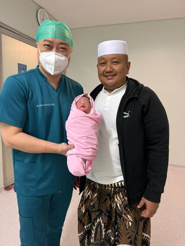 Kisah haru pasangan suami istri yang menjadi pejuang dua garis biru selama 18 tahun, kini dikaruniai puteri cantik. Kisah pasutri tersebut langsung viral di media social