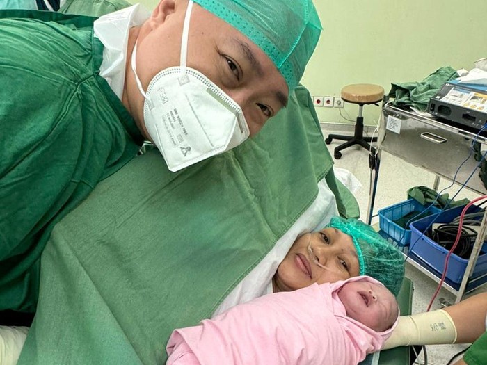 Kisah haru pasangan suami istri yang menjadi pejuang dua garis biru selama 18 tahun, kini dikaruniai puteri cantik. Kisah pasutri tersebut langsung viral di media social