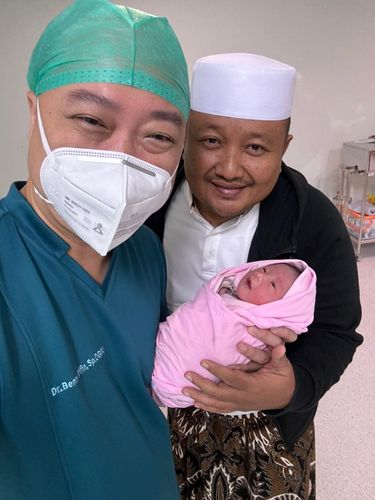 Kisah haru pasangan suami istri yang menjadi pejuang dua garis biru selama 18 tahun, kini dikaruniai puteri cantik. Kisah pasutri tersebut langsung viral di media social