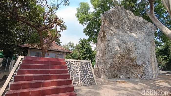Kondisi Gunung Gamping yang kini tersisa setinggi 20 meter di Padukuhan Ambarketawang, Gamping, Sleman, Kamis (13/6/2024).