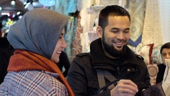 Usaha seorang suami membahagiakan istri. Foto: Instagram/teukuwisnu