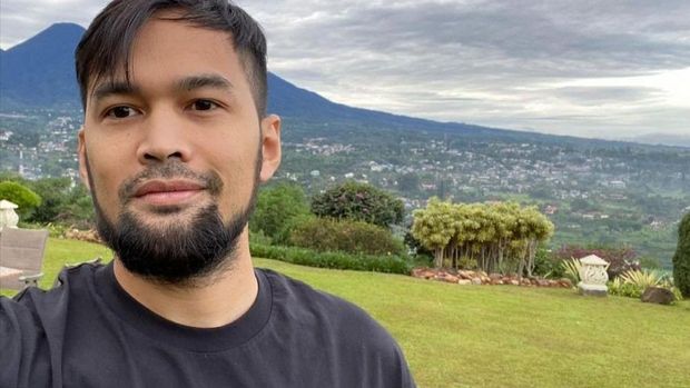 Teuku Wisnu sering membuat netizen tertawa dengan jokes bapak-bapak. Berikut ini di antaranya.