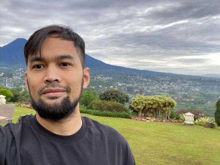 Teuku Wisnu sering membuat netizen tertawa dengan jokes bapak-bapak. Berikut ini di antaranya.